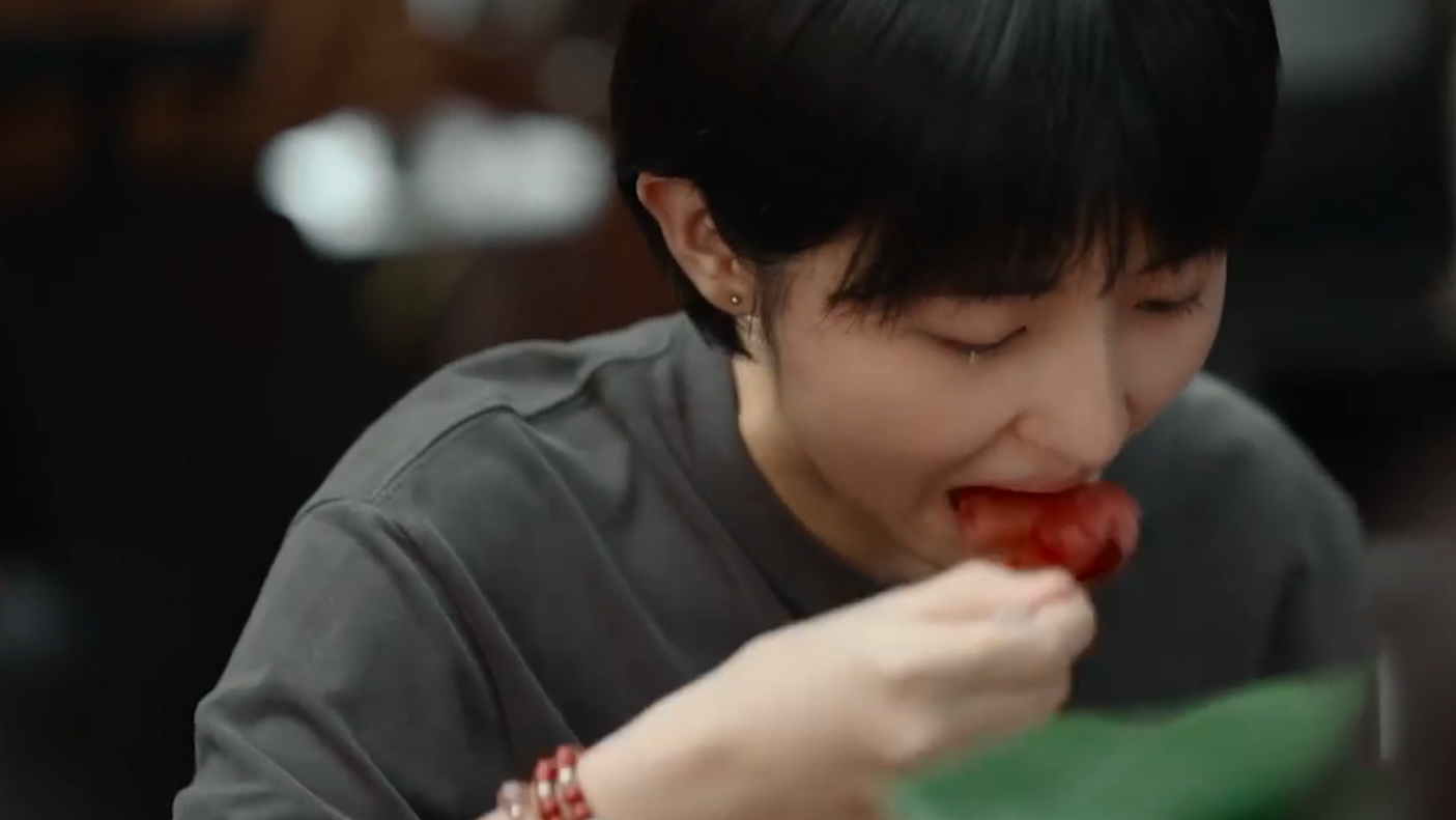 张子枫的哭戏到底多真实?无台词吃西瓜,男摄像师看了狂擦眼泪